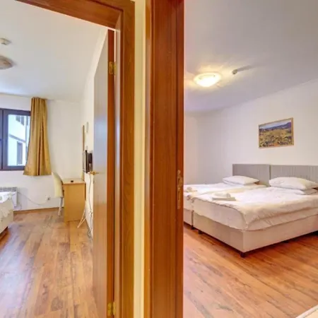 Silver Hills & With Free Parking ホテル スモーリャン