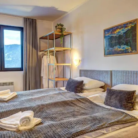 Silver Hills & With Free Parking ホテル スモーリャン