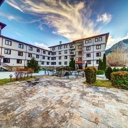 Silver Hills & With Free Parking