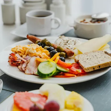 Silver Hills & With Free Parking ホテル スモーリャン